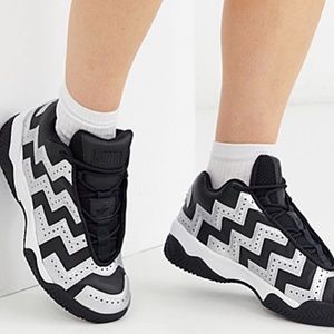 🦓▪️🦓•⚪️ Converse x Strike While it’s Hott… Vibes ⚪️• 🦓▪️